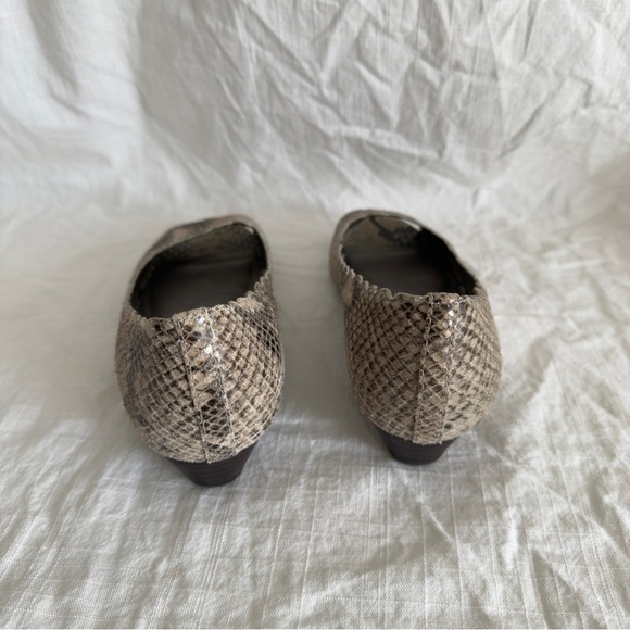 Indigo by Clarks Leather Snakeskin Peep Toe Flats | 8M | Scalloped Edge Slip-On - Picture 3 of 6